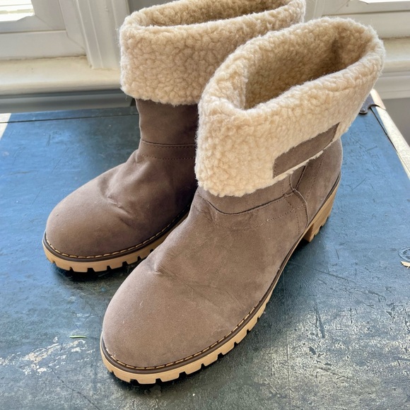 Lug Sole Shearling Boots - Picture 3 of 6